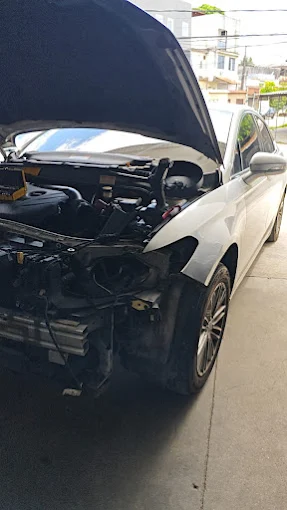 Carro desmontado para manutenção na oficina EuMecânico