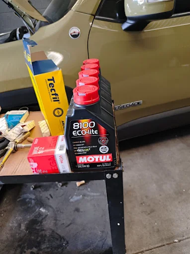 Mesa de trabalho com lubrificantes na oficina EuMecânico