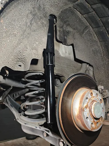 Suspensão e disco de freio de carro na oficina EuMecânico